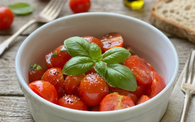 Bazsalikomos paradicsomsaláta