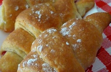 Dán vajastészta meggyes töltelékkel